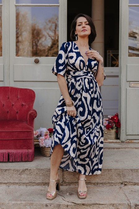 Femme avec une robe imprimée.