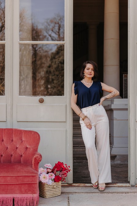 Femme avec un pantalon. Femme avec un pantalon.