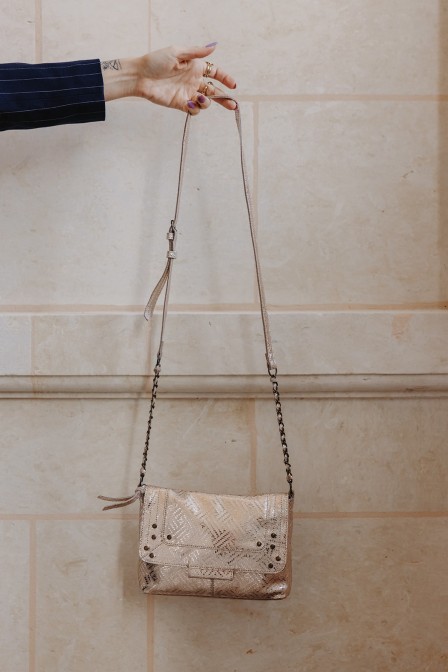 Sac doré posé.