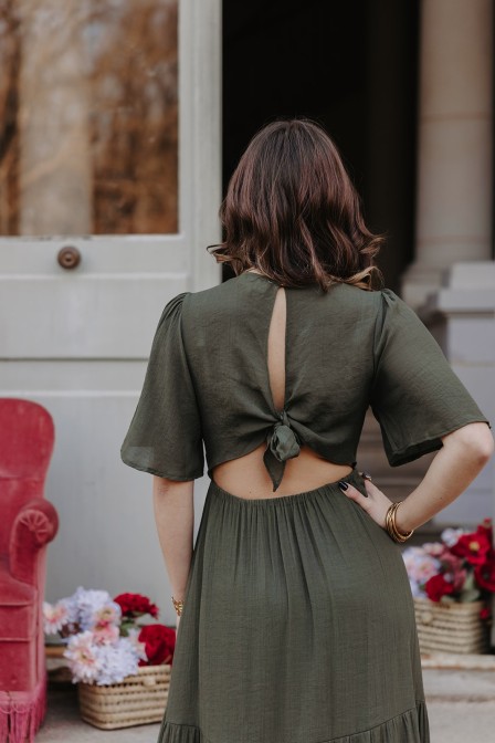 Femme avec une robe unie. Femme avec une robe unie.