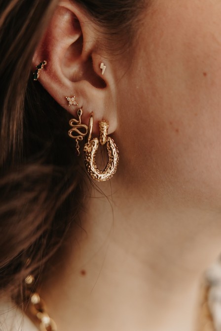 Boucles dorées posées.