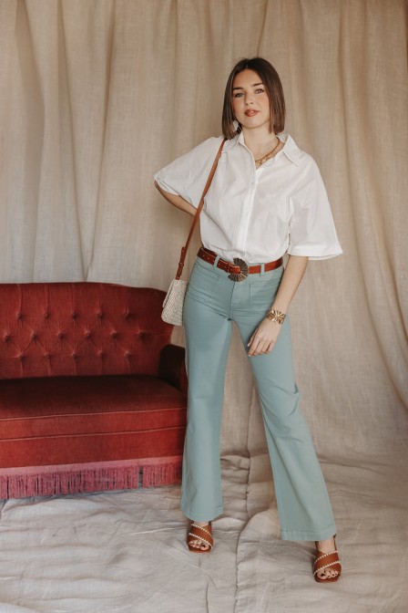 Femme avec une chemise.