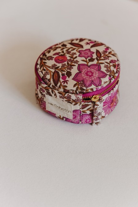 Femme qui tient une boite à bijoux. Femme qui tient une boite à bijoux.