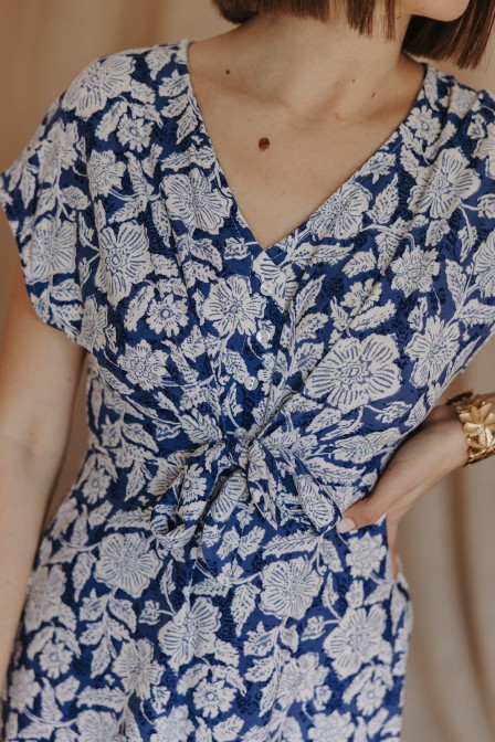 Femme avec une robe imprimée. Femme avec une robe imprimée.