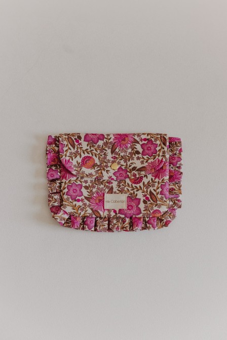 Pochette fleuri avec du maquillage. Pochette fleuri avec du maquillage.