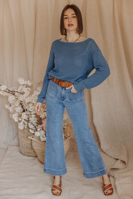 Femme avec un pull bleu.