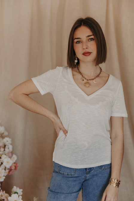 Femme avec un t-shirt.