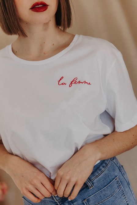 Femme avec un t-shirt brodé.