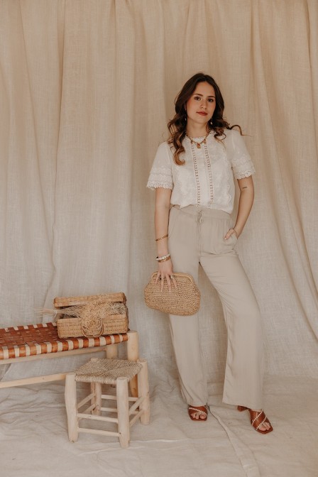 Femme avec un pantalon. Femme avec un pantalon.