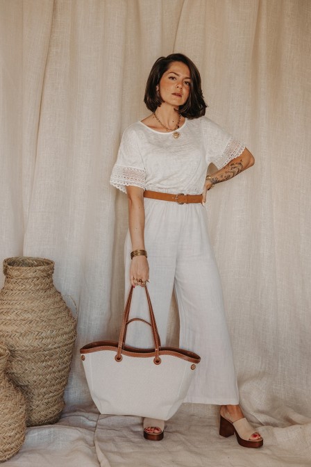Femme avec un pantalon.