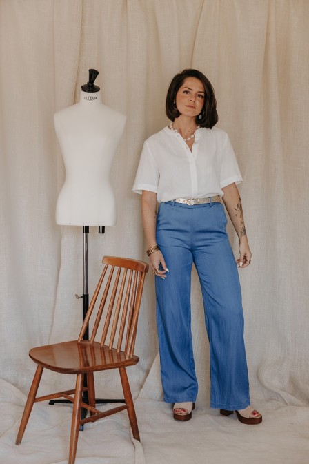 Femme avec un pantalon en tencel.