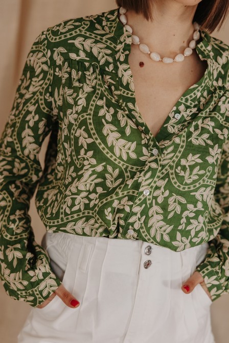 Femme avec une chemise imprimée.