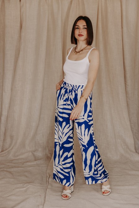 Femme avec un pantalon imprimé.