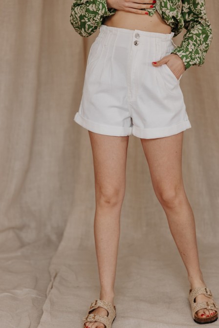 Femme avec un short blanc. Femme avec un short blanc.
