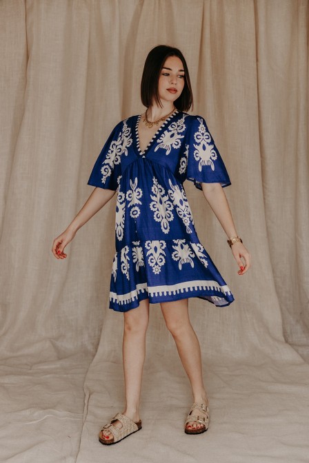 Femme avec une robe courte imprimée.