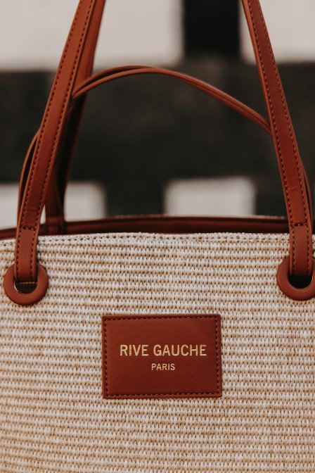 Femme qui tient un panier.