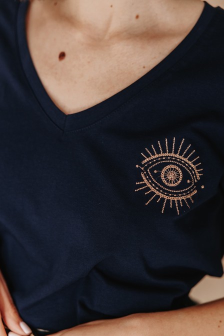 Femme avec un t-shirt marine.