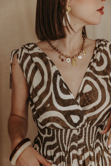 Femme avec une robe longue. Femme avec une robe longue.