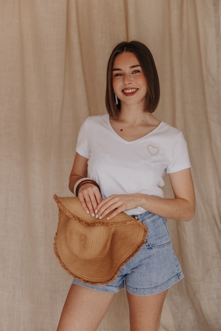 Zoom sur le cœur brodé sur le t-shirt.