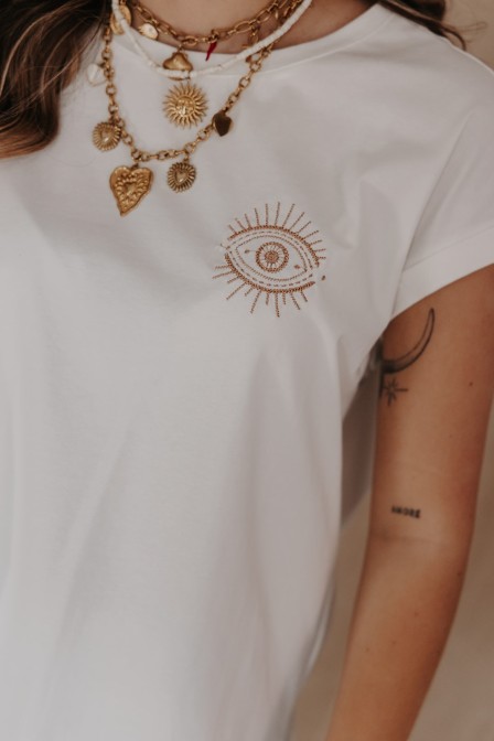 Femme avec un t-shirt brodé.