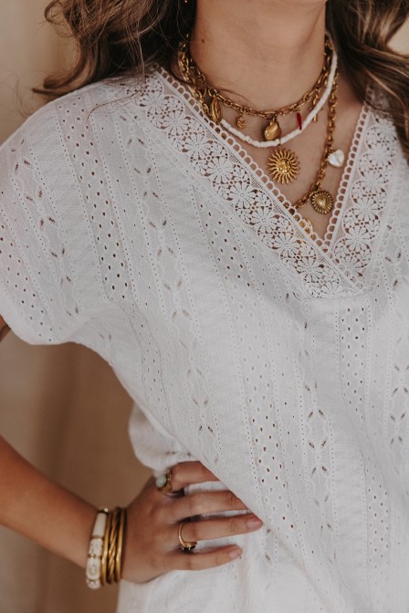 Femme avec un t-shirt en dentelle. Femme avec un t-shirt en dentelle.