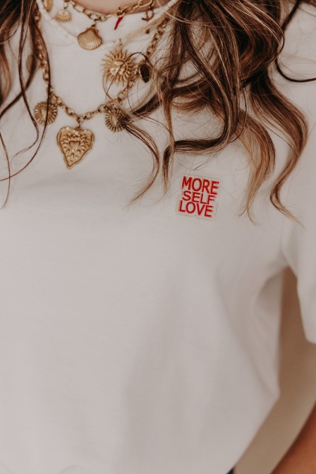 Zoom sur le t-shirt uni.