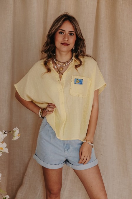 Femme avec une chemise. Femme avec une chemise.