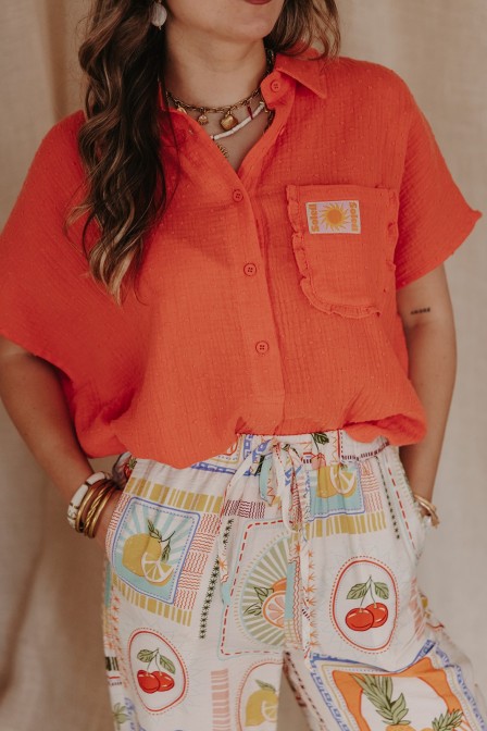 Femme avec une chemise oversize.