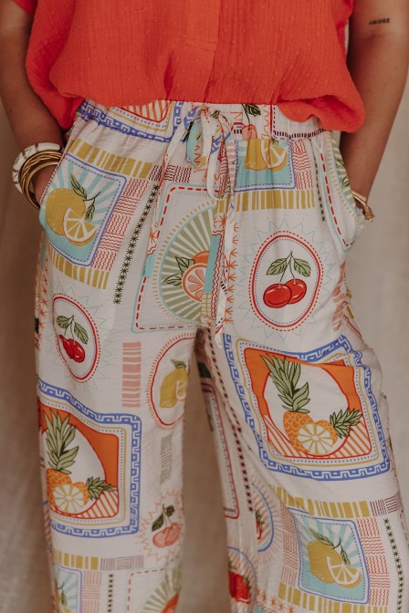 Femme avec un pantalon imprimé. Femme avec un pantalon imprimé.