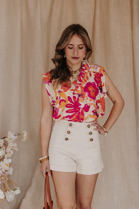 Femme avec une chemise imprimée.