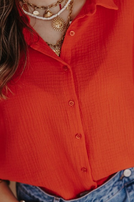 Femme avec une chemise unie. Femme avec une chemise unie.