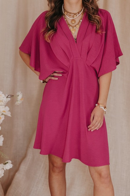 Femme avec une robe rose.