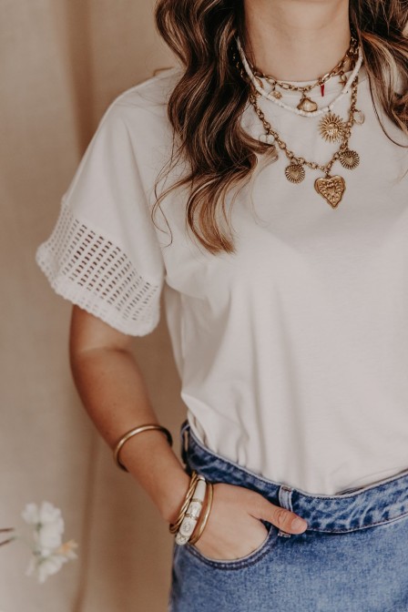 Zoom sur les manches du t-shirt. Zoom sur les manches du t-shirt.