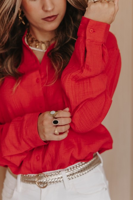 Femme qui porte une chemise rouge. Femme qui porte une chemise rouge.
