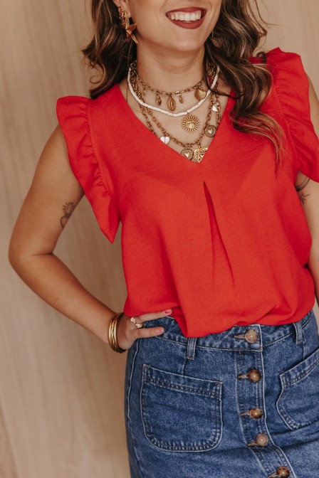 Femme qui porte un top rouge à volant. Femme qui porte un top rouge à volant.