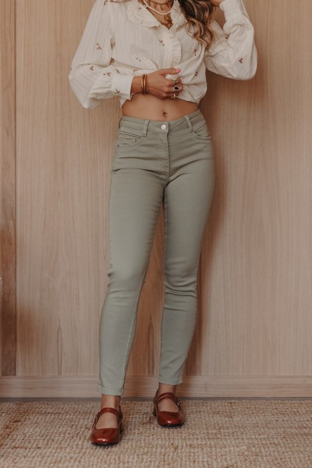 Femme avec un pantalon slim.