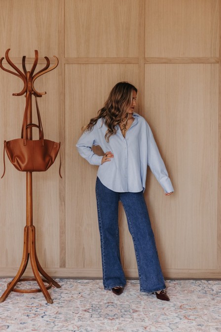 Femme avec une chemise oversize.