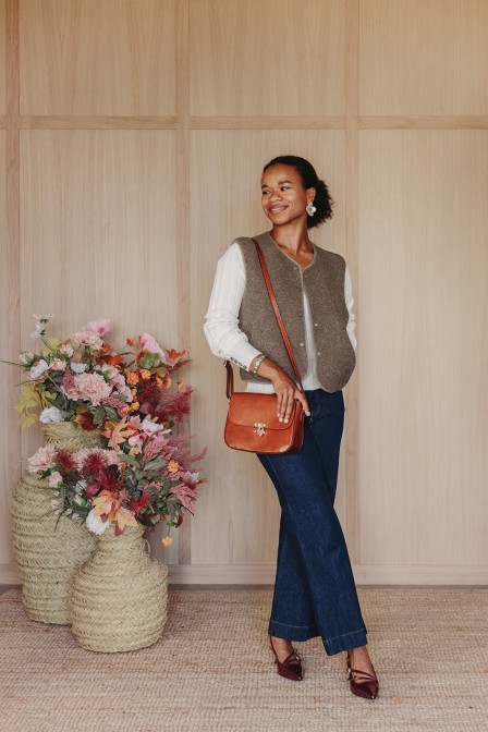 Femme avec un gilet sans manches.