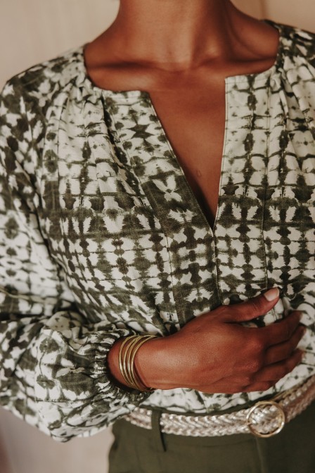 Femme avec une blouse. Femme avec une blouse.