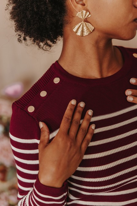 Femme avec un pull. Femme avec un pull.