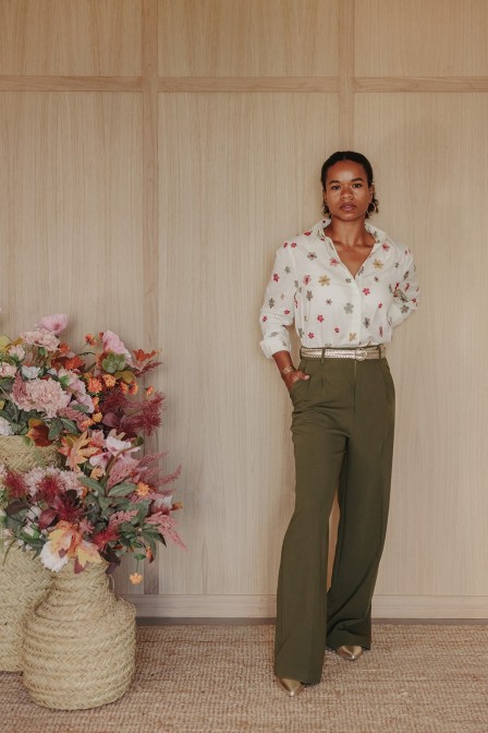 Femme avec un pantalon. Femme avec un pantalon.