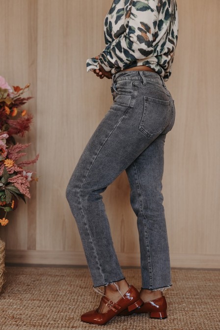 Femme avec un jean gris. Femme avec un jean gris.