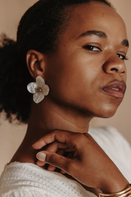Femme avec des boucles d'oreilles. Femme avec des boucles d'oreilles.