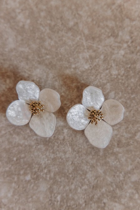 Femme avec des boucles d'oreilles. Femme avec des boucles d'oreilles.