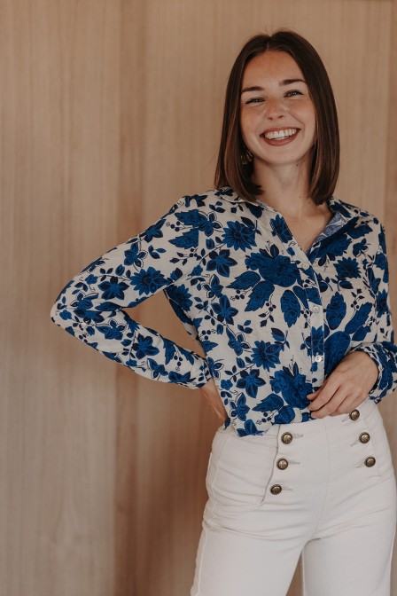 Femme avec une chemise.