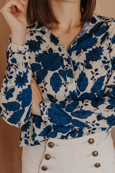 Femme avec une chemise. Femme avec une chemise.