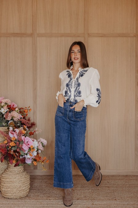 Femme avec un denim.