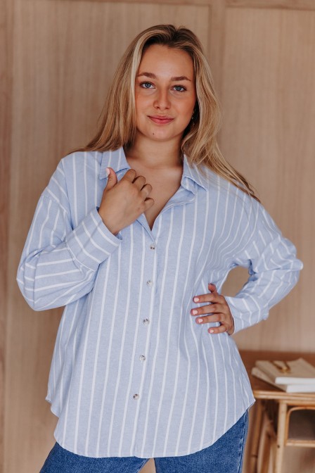Femme avec une chemise.