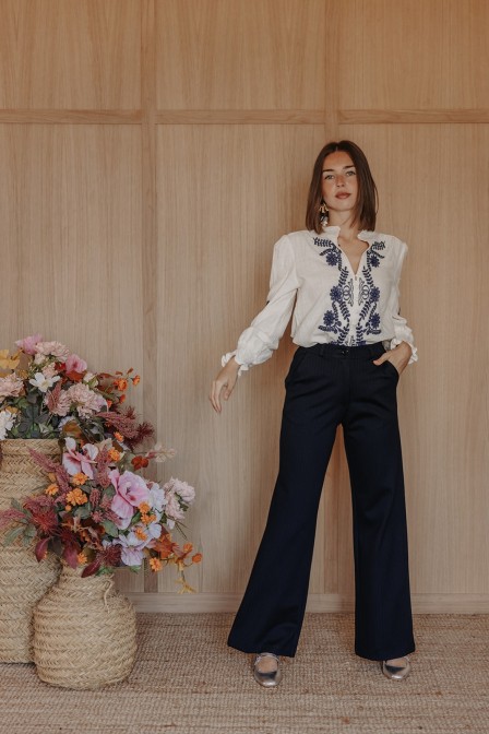 Femme avec un pantalon.