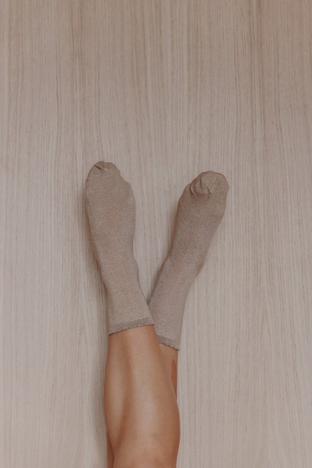 Zoom sur les chaussettes beiges posées. Zoom sur les chaussettes beiges posées.